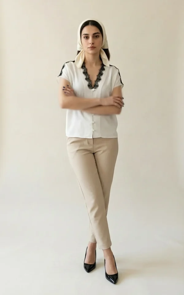 تاپ زنانه سفید با یقه هفت با توری مشکی ظریف نوادو کد 404111111572 - Image 2