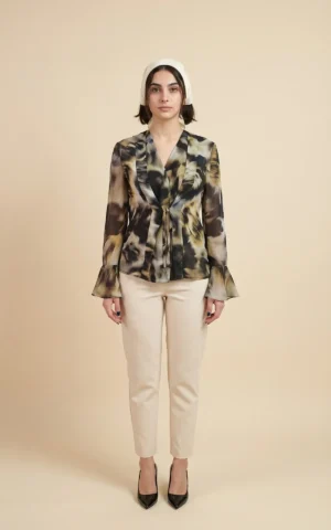 بلوز زنانه طرح‌دار با یقه دالبری و آستین کلوش نوادو کد 404112101810 - Image 3
