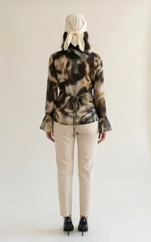 بلوز زنانه طرح‌دار با یقه دالبری و آستین کلوش نوادو کد 404112101810 - Image 4