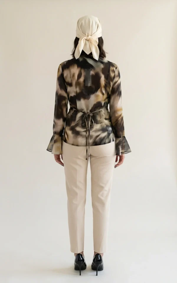 بلوز زنانه طرح‌دار با یقه دالبری و آستین کلوش نوادو کد 404112101810 - Image 4