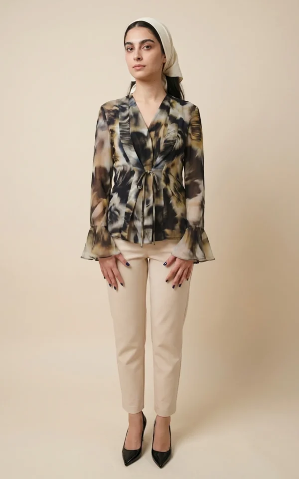بلوز زنانه طرح‌دار با یقه دالبری و آستین کلوش نوادو کد 404112101810 - Image 2