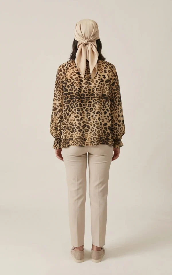 بلوز زنانه با طرح پلنگی، یقه ایستاده چین‌دار نوادو کد 404112191813 - Image 4