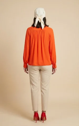 بلوز زنانه نارنجی با یقه کراواتی بلند و آستین‌های مچ‌دار نوادو کد 404112371870 - Image 4
