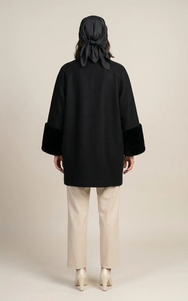 پالتو مشکی زنانه یقه ایستاده، سرآستین‌های خزدار نوادو کد 404118051875 - Image 4