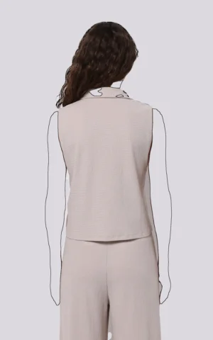 نمای پشت شومیز بی آستین دکمه دار