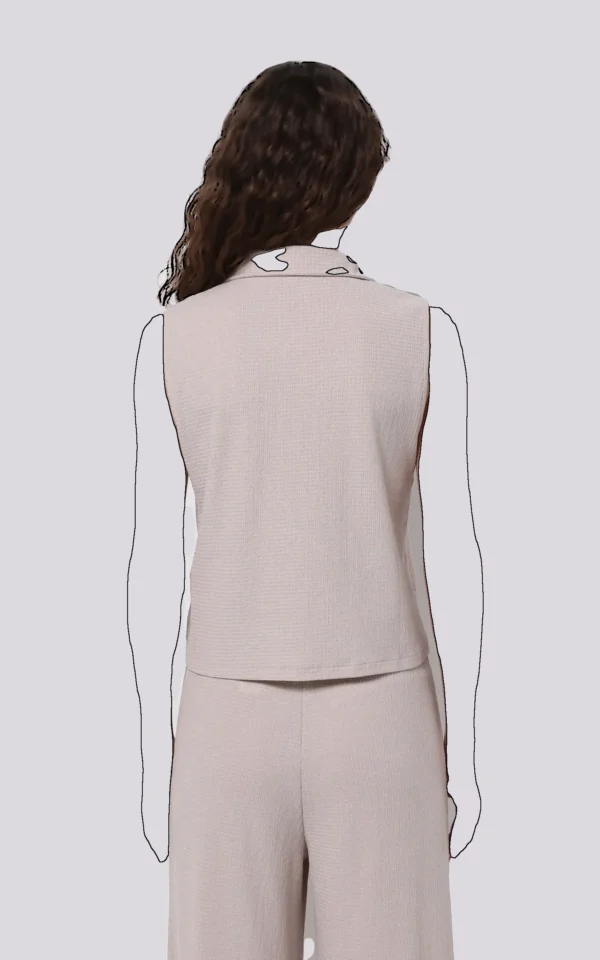 نمای پشت شومیز بی آستین دکمه دار