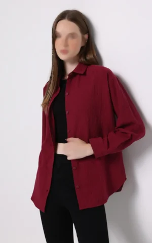 شومیز زنانه قرمز زرشکی با بافت کرپ و استایل لایه‌بندی مدرن برند کلینز کد CL1077307