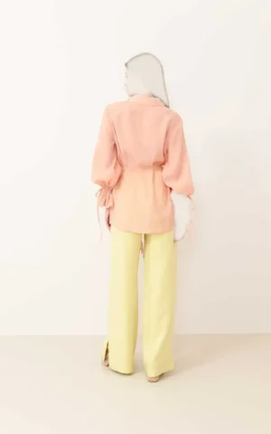 نمای پشت شومیز زنانه گلبهی رنگ یقه دار آستین بلند دارای بند در آستین ها و کمر و طرح گندم