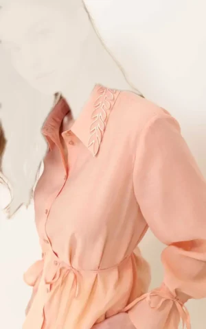 نمای یقه شومیز زنانه گلبهی رنگ یقه دار آستین بلند دارای بند در آستین ها و کمر و طرح گندم