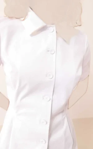 نمای نزدیک شومیز زنانه آستین کوتاه چین دار ROMAN رنگ سفید