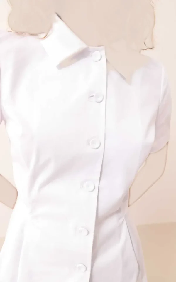 نمای نزدیک شومیز زنانه آستین کوتاه چین دار ROMAN رنگ سفید