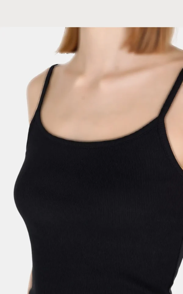 تاپ زنانه برند Colin's با طراحی شیک و خاص از نمای نزدیک