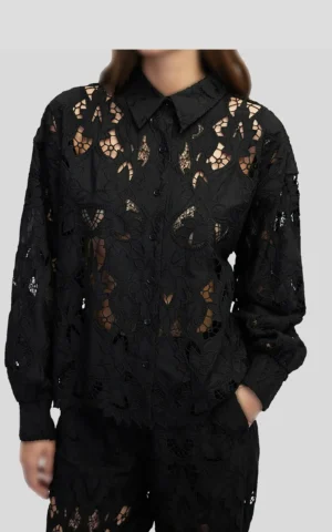 نمای نزدیک شومیز زنانه گیپوری مشکی IPEKYOL