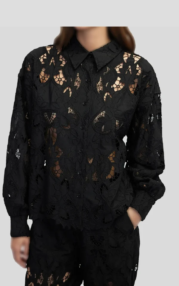 نمای نزدیک شومیز زنانه گیپوری مشکی IPEKYOL