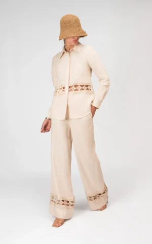 شومیز زنانه رسمی آستین بلند یقه‌دار بژ-کرم بهار-تابستانه نوادو